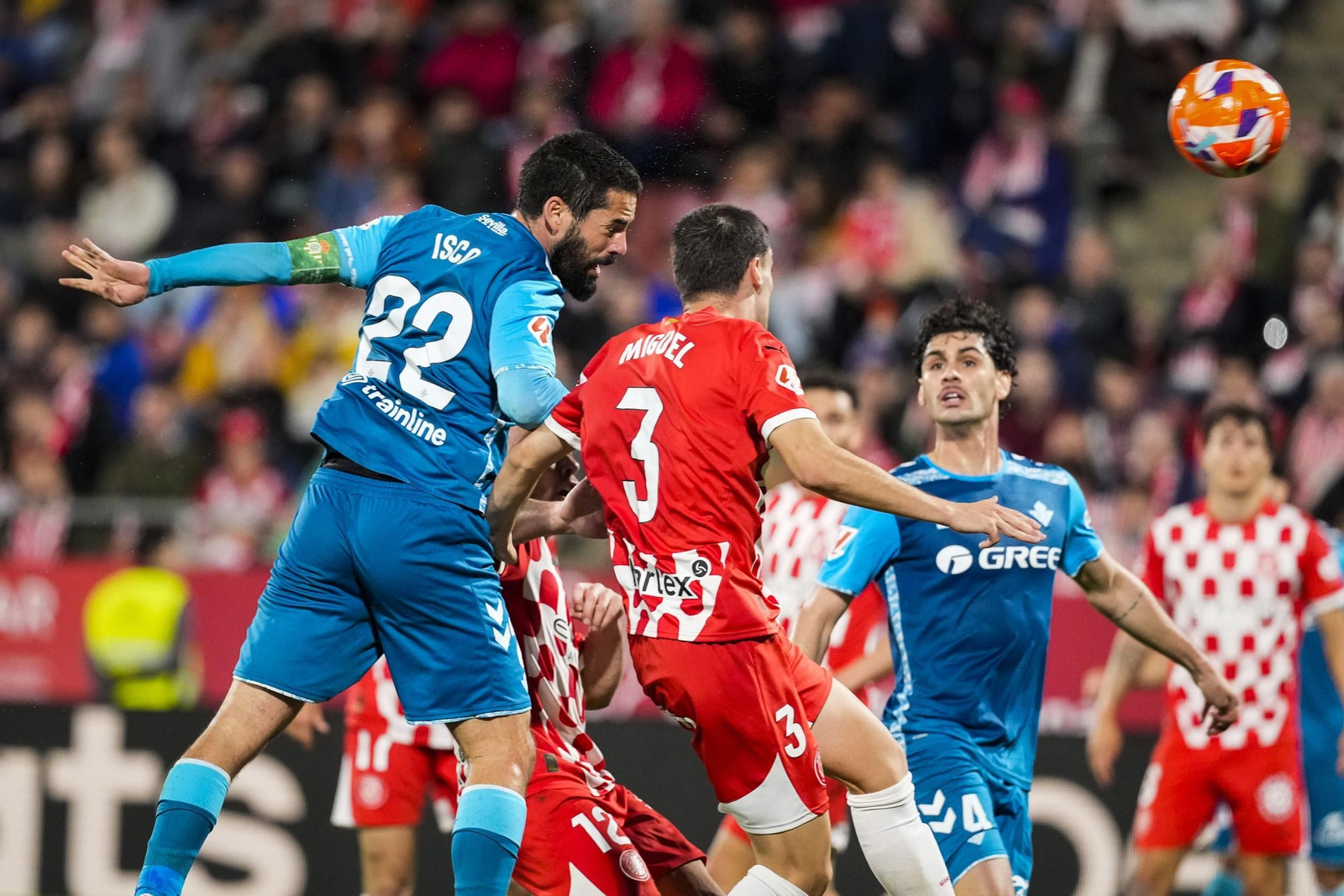 Isco cabecea el tercer gol bético frente al Girona.