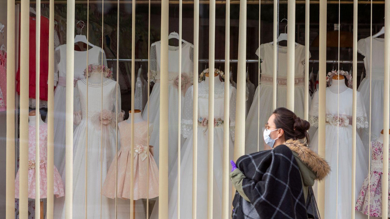 Escaparate de una tienda con trajes de Primera Comunión.