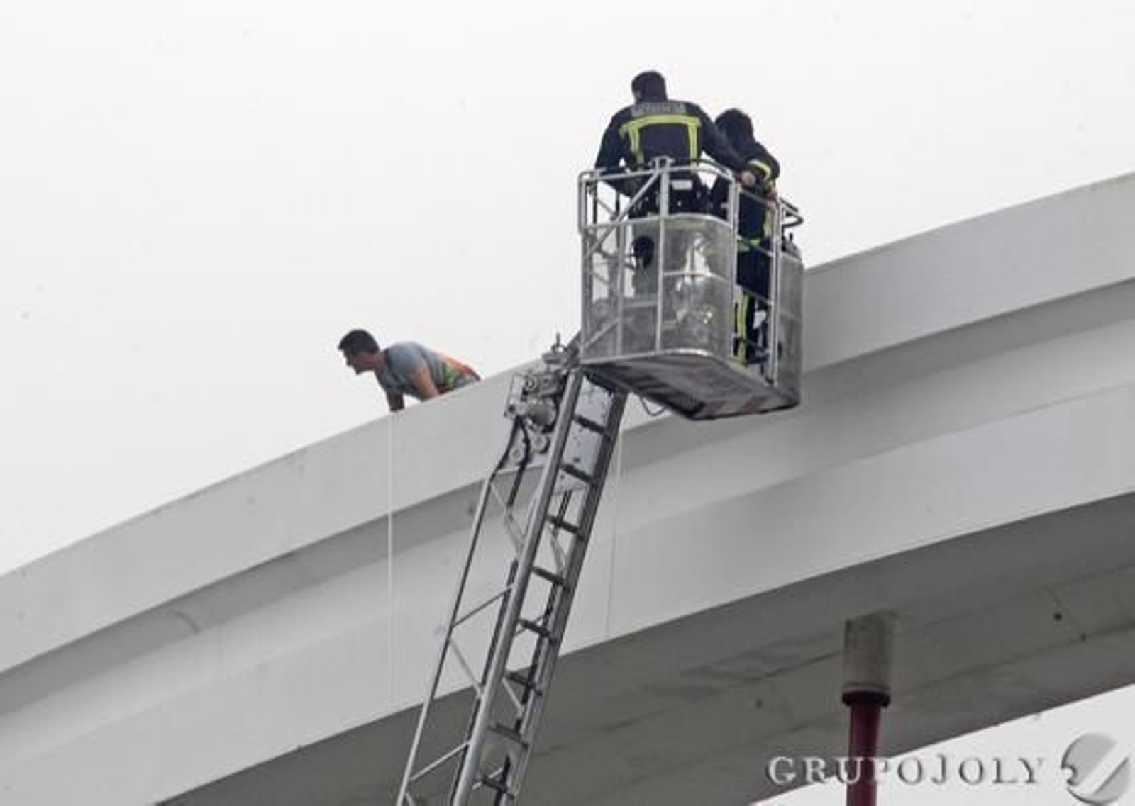 Los efectivos de bomberos llegan a la zona más alta y se disponen a hablar con el ahora detenido.

Foto: Antonio Pizarro