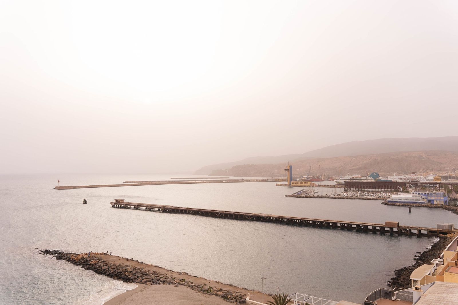 Imágenes que impresionan | Almería envuelta en calima