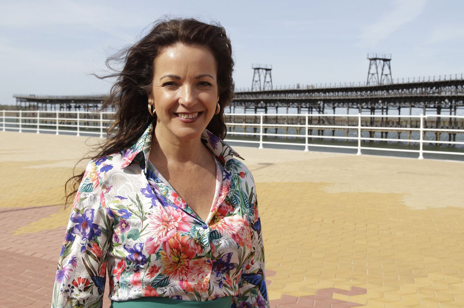 La delegada territorial de Turismo, María Ángeles Muriel, en el Paseo de la Ría.