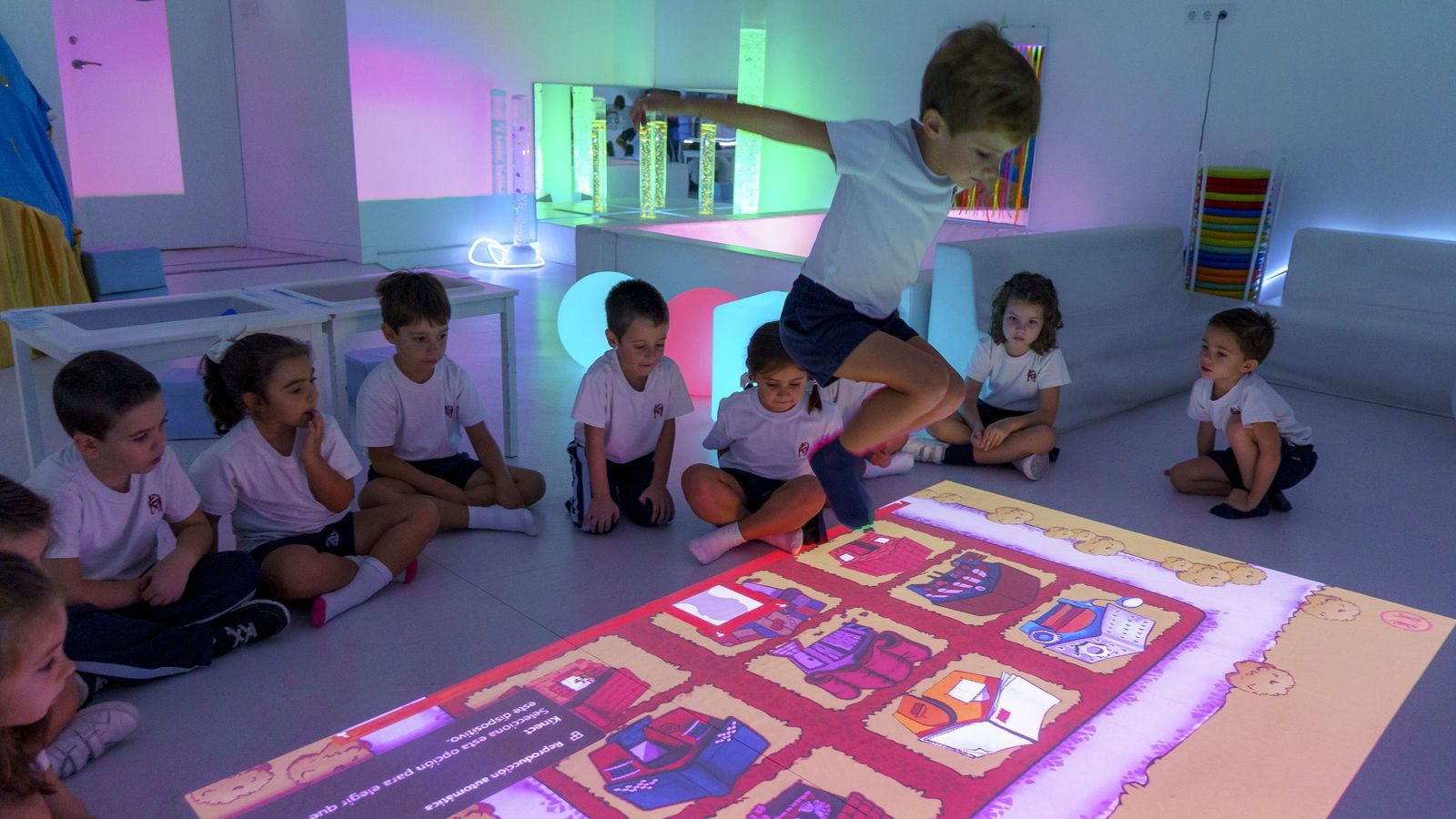 Su enseñanza potencia la curiosidad, el pensamiento crítico y la creatividad.