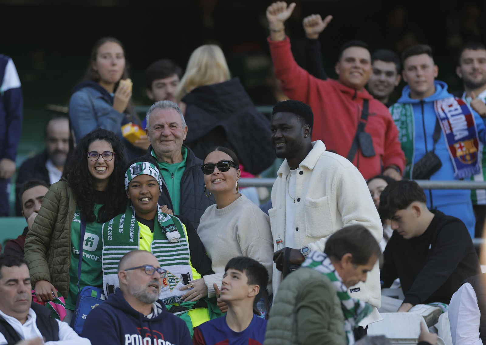 Búscate en las fotos del Betis - Barcelona