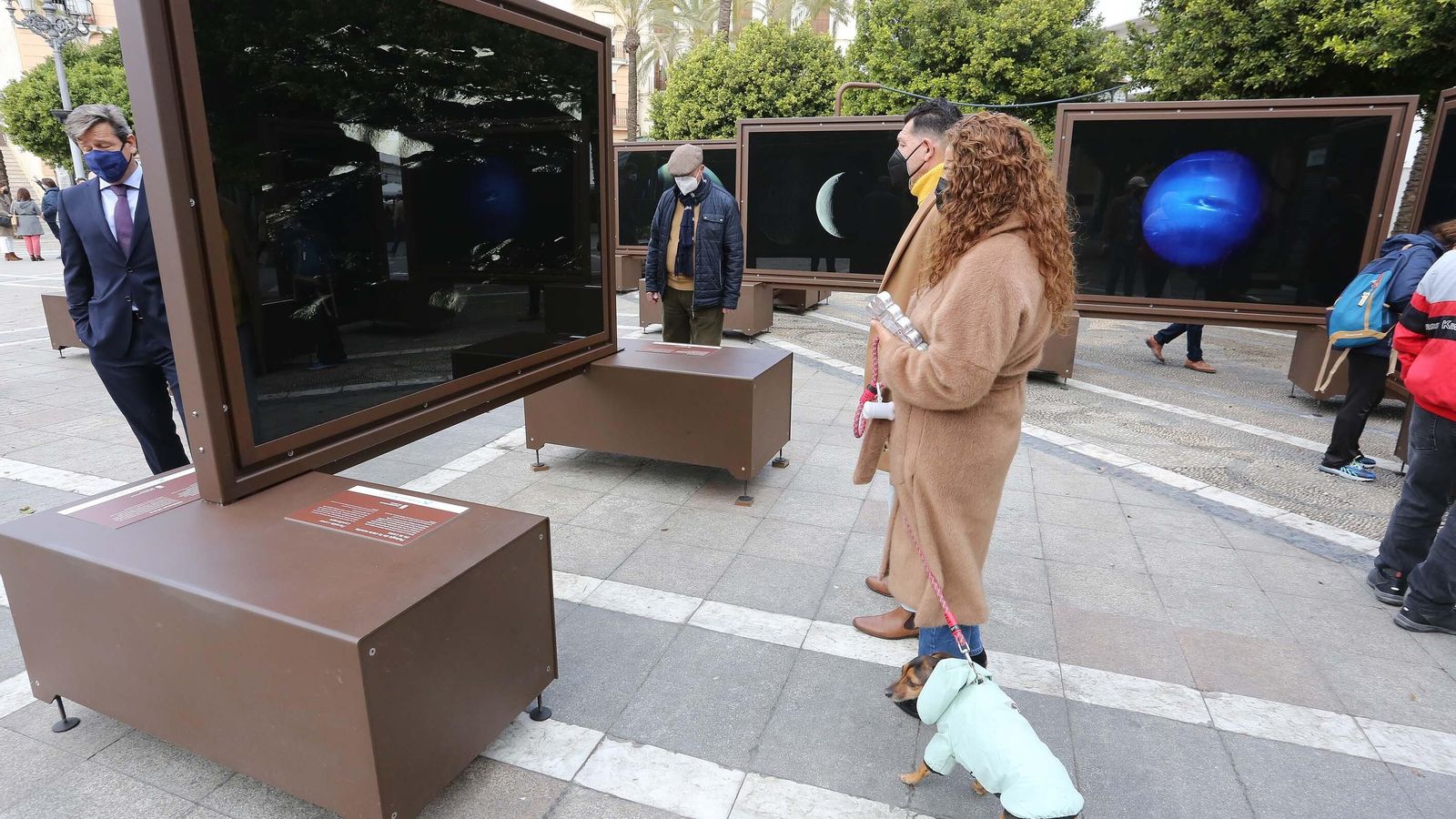 La exposición 'Otros mundos' ya puede contemplarse en la plaza del Arenal. La exposición 'Otros mundos' ya puede contemplarse en la plaza del Arenal.