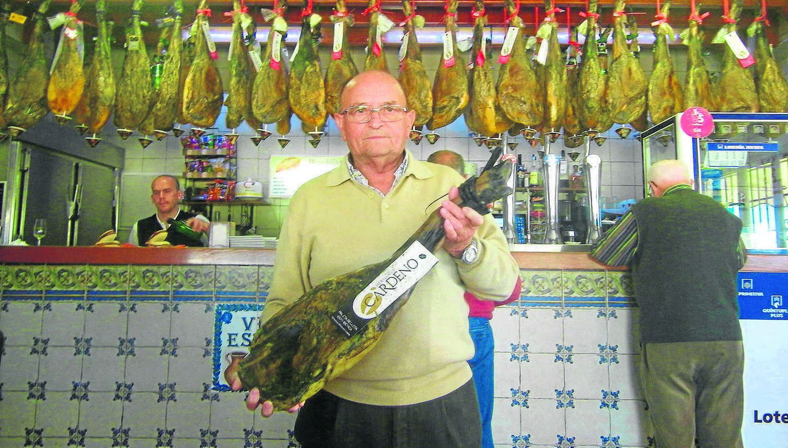 Diego Rodríguez sostiene un jamón, emblema de la Venta Estebana.