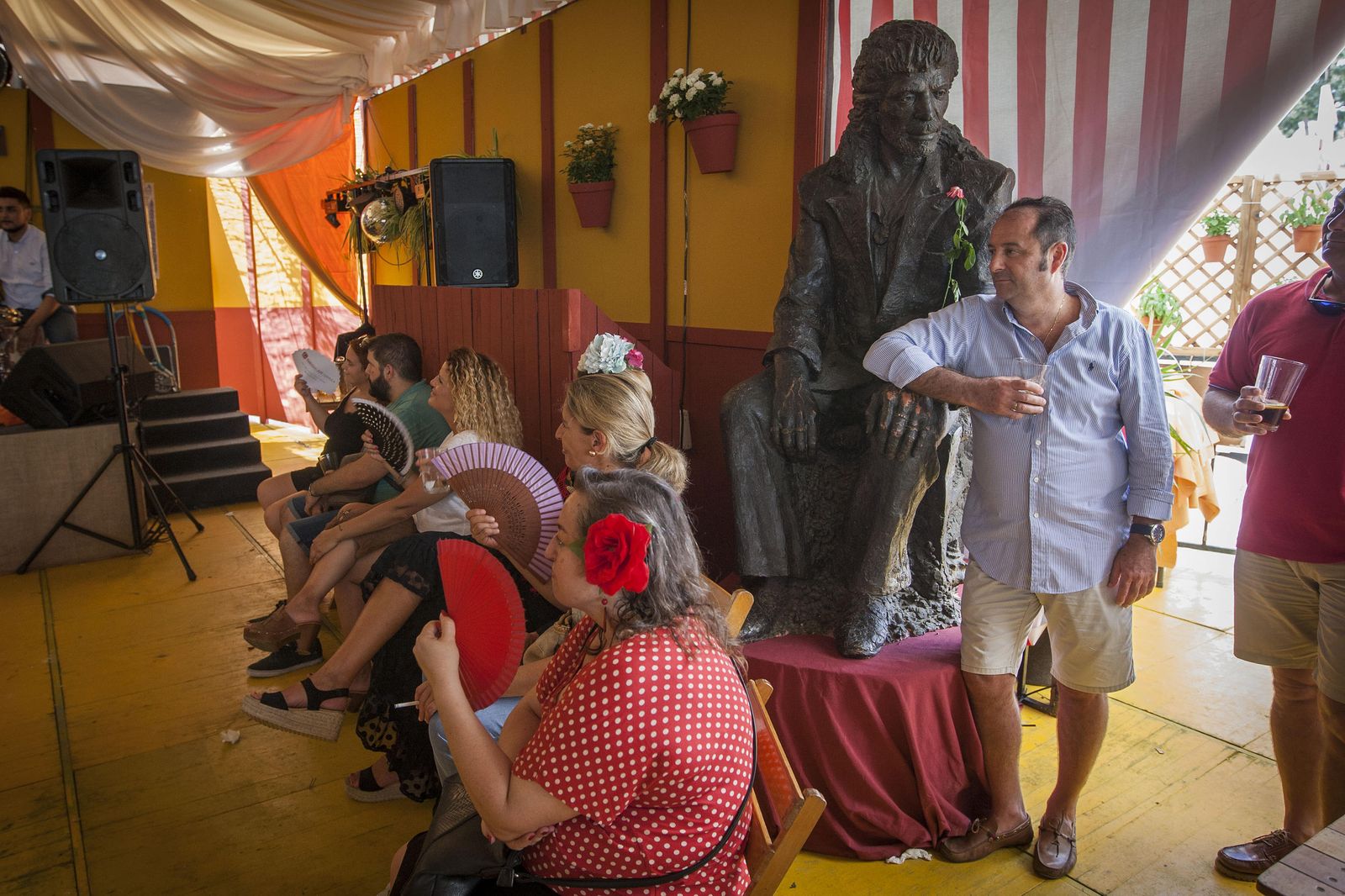 Una feria de patios andaluces bajo la mirada de Camarón