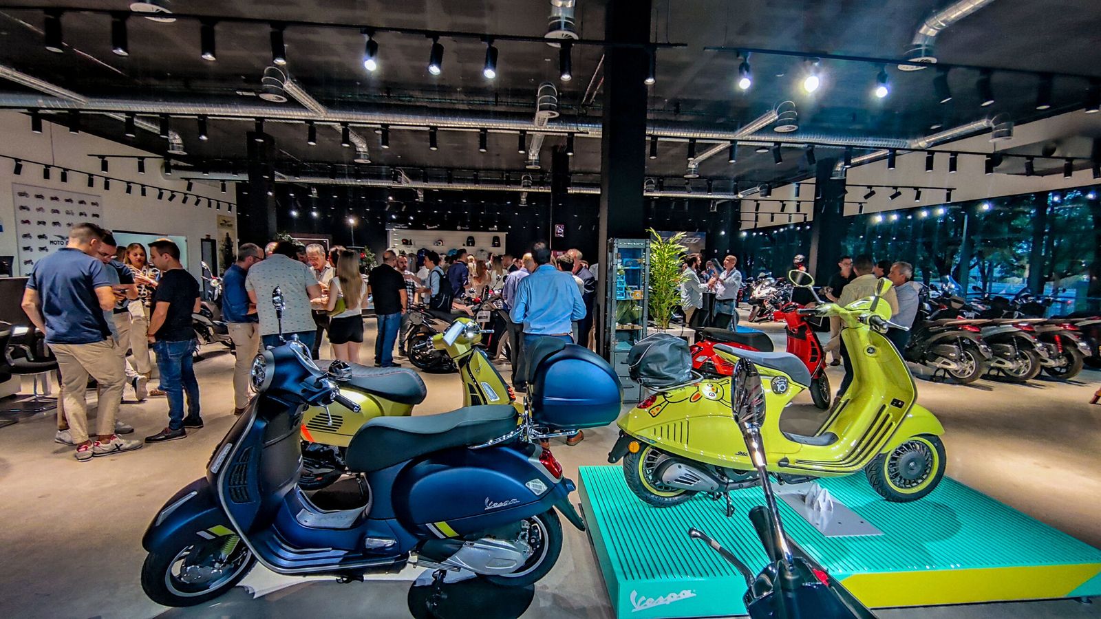 Sevilla da la bienvenida al nuevo concesionario oficial Piaggio Dos Ruedas