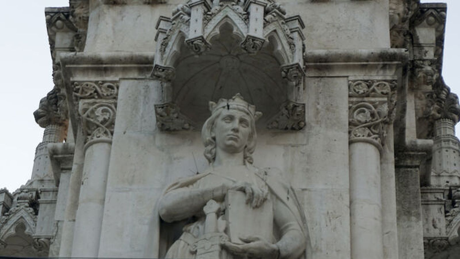 Estatua de Alfonso X El Sabio en la Plaza Nueva.