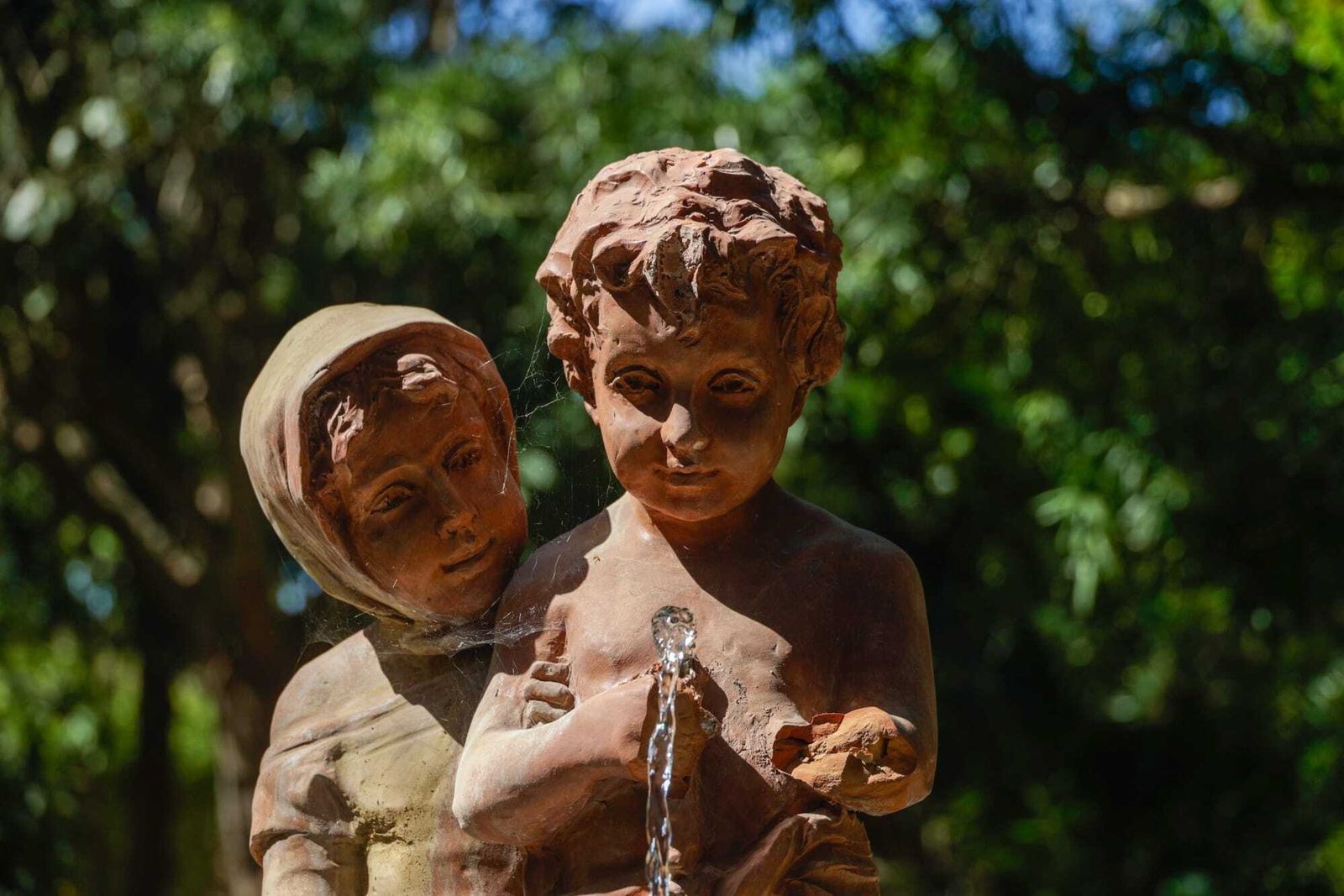 Las imágenes de los daños en la fuente de Los Niños del Paraguas