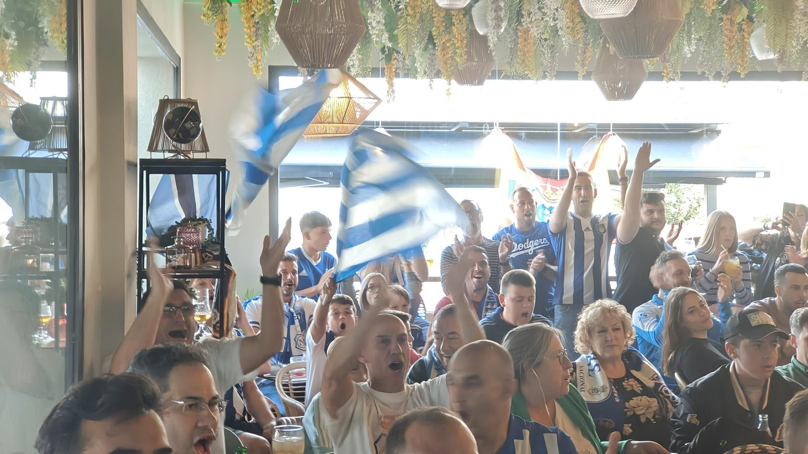 Aficionados del Recreativo de Huelva se reúnen para ver el  Recreativo de Huelva y la Gimnástica Segoviana