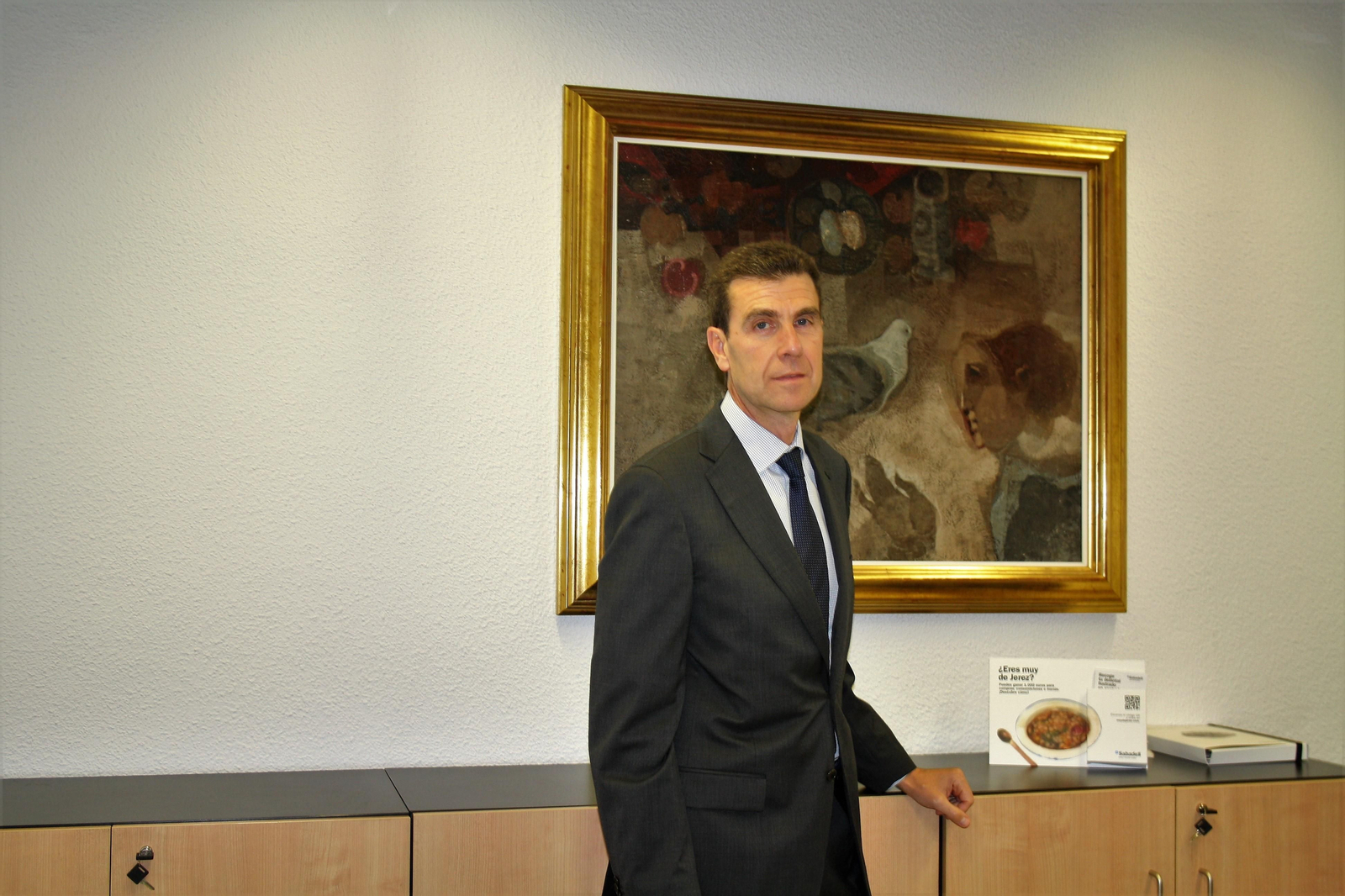 Miguel Ángel Espinosa, junto al folleto con la imagen de la campaña de apoyo a la hostelería jerezana.