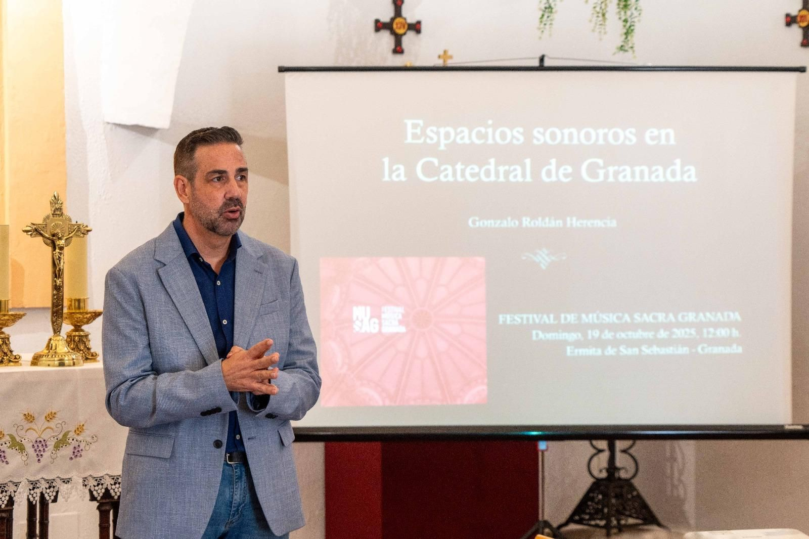 Gonzalo Roldán durante un momento de la conferencia en la ermita de San Sebastián.