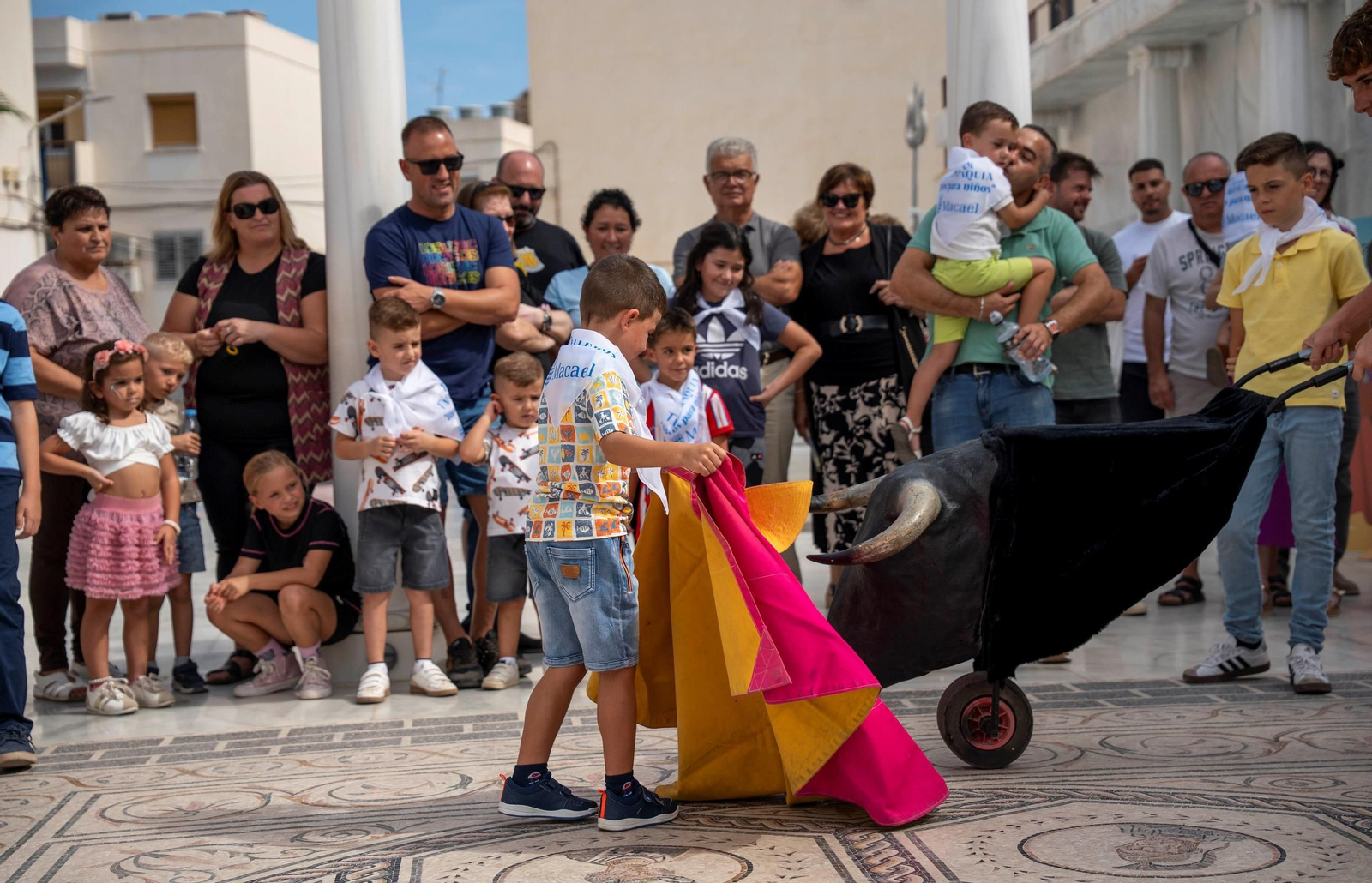 Taller de toros para niños durante las fiestas de Macael, este sábado.