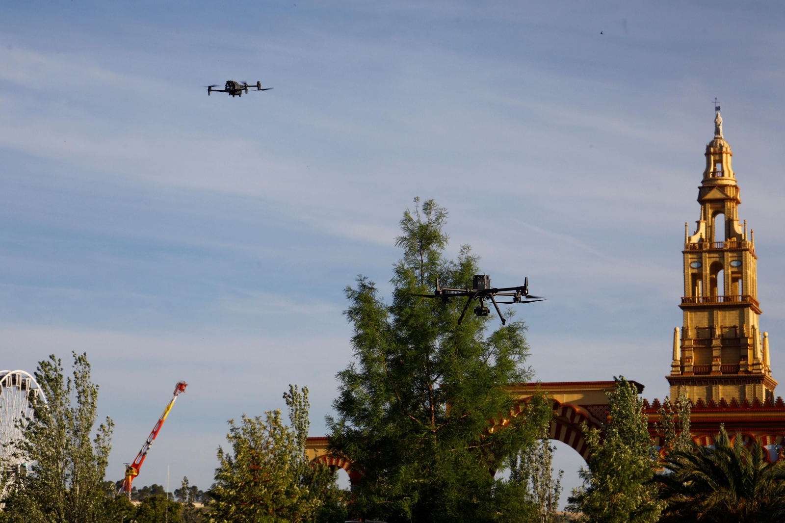 Las imágenes de los drones de la Policía Nacional que vigilan la Feria de Córdoba Las imágenes de los drones de la Policía Nacional que vigilan la Feria de Córdoba