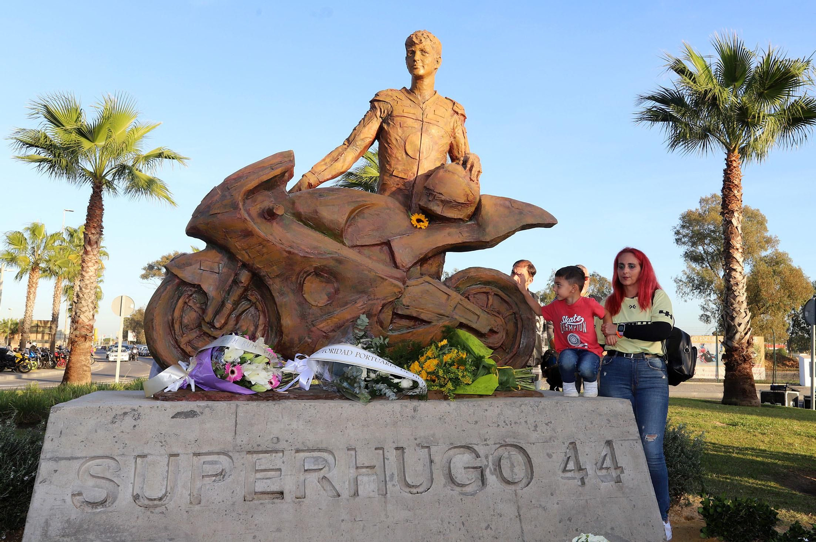 Imágenes del monumento a Súper Hugo en la rotonda frente al Nuevo Colombino