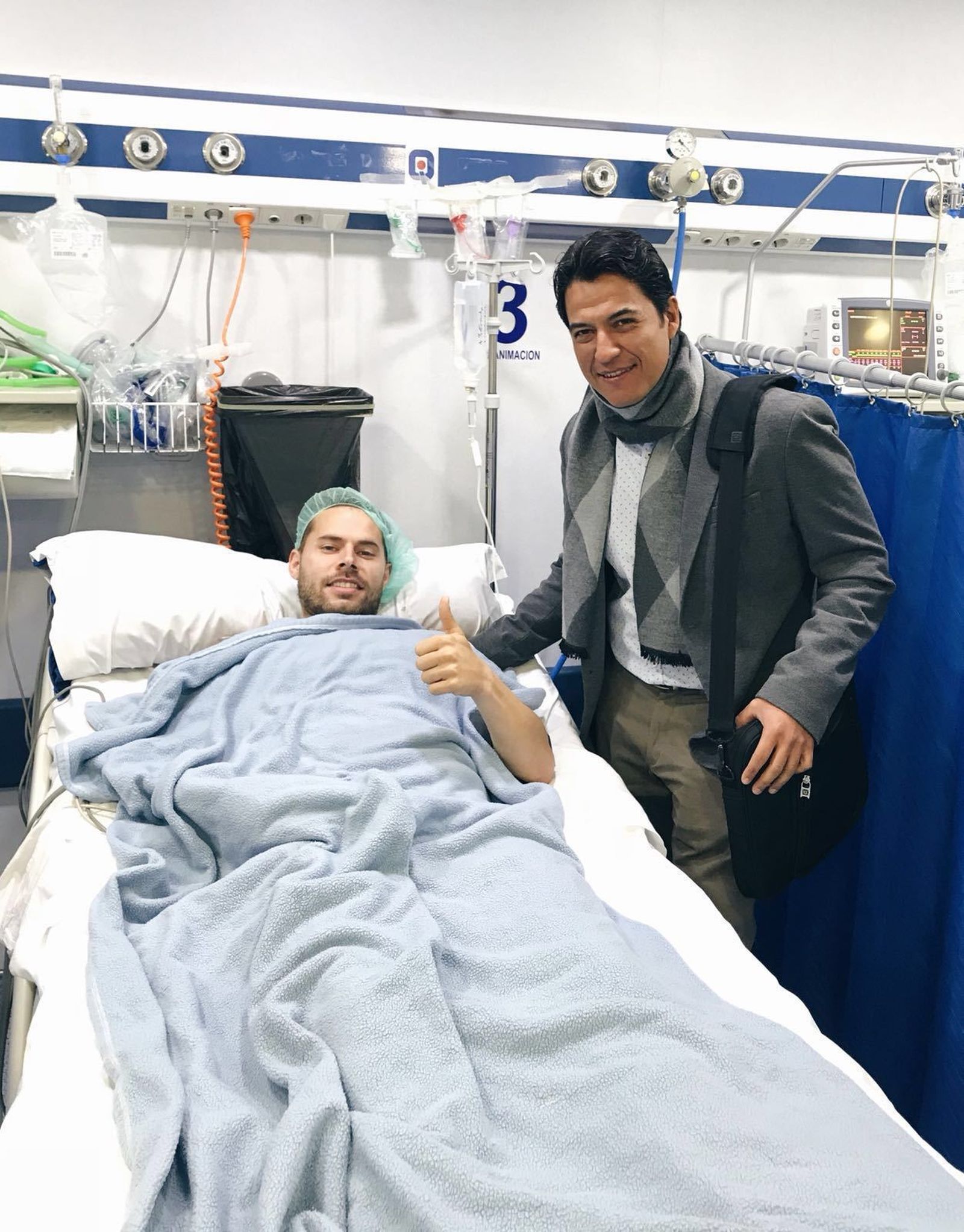 Mandi, junto al médico Misael Rivas, levanta el pulgar tras ser operado ayer.