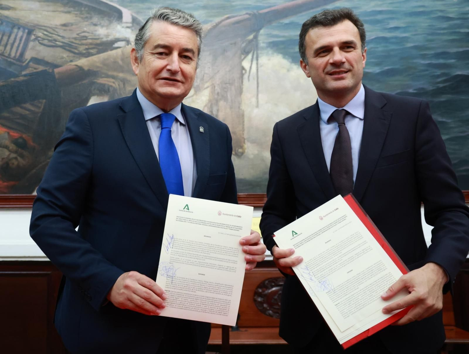 Antonio Sanz y Bruno García, en un acuerdo firmado en el Ayuntamiento de Cádiz.