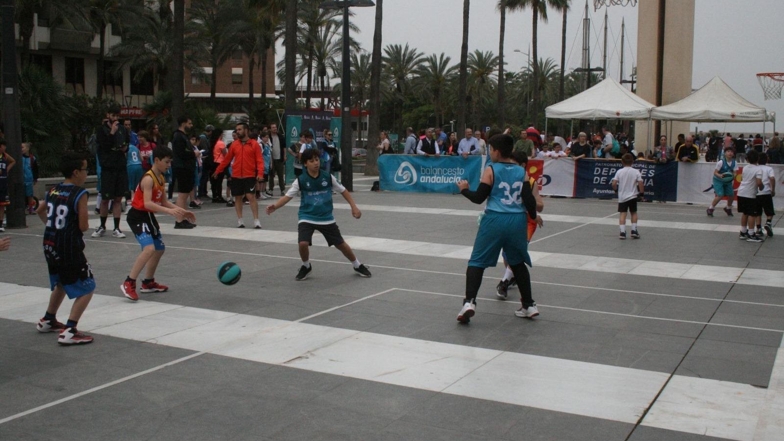 Un grupo de niños durante la competición de baloncesto 3x3. Un grupo de niños durante la competición de baloncesto 3x3.
