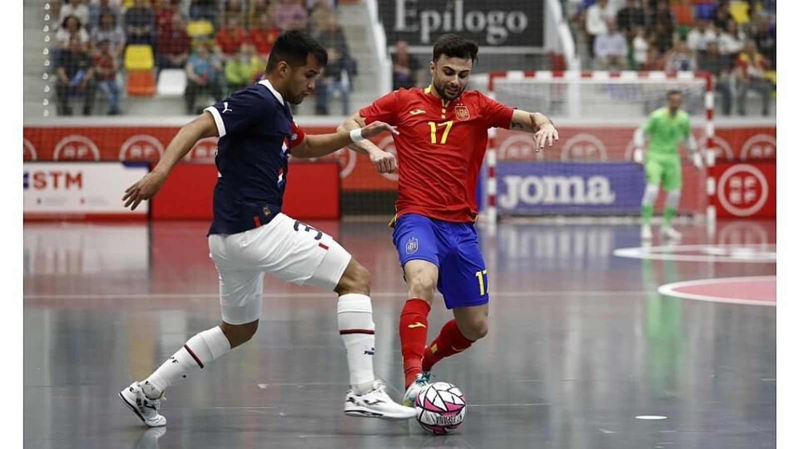 César Velasco, en la pugna por una pelota en el amistoso ante Paraguay.
