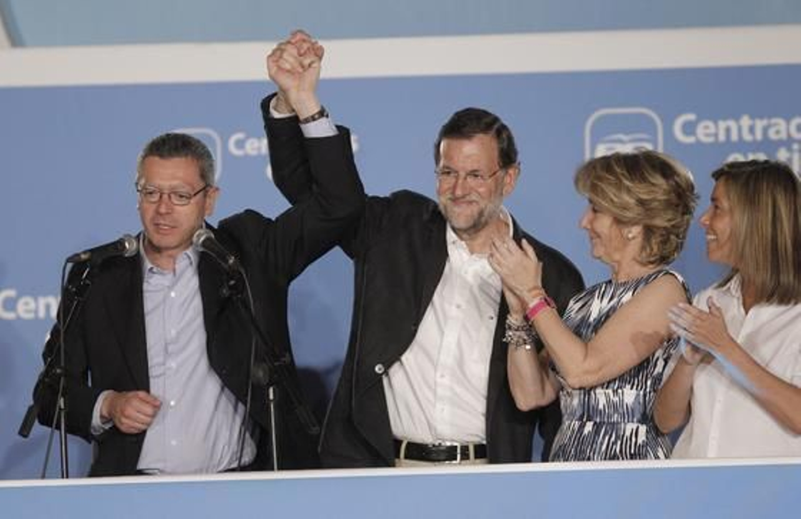 Gallardón, Rajoy, Aguirre y Mato desde el balcón de la sede popular de la calle Génova.  Foto: efe