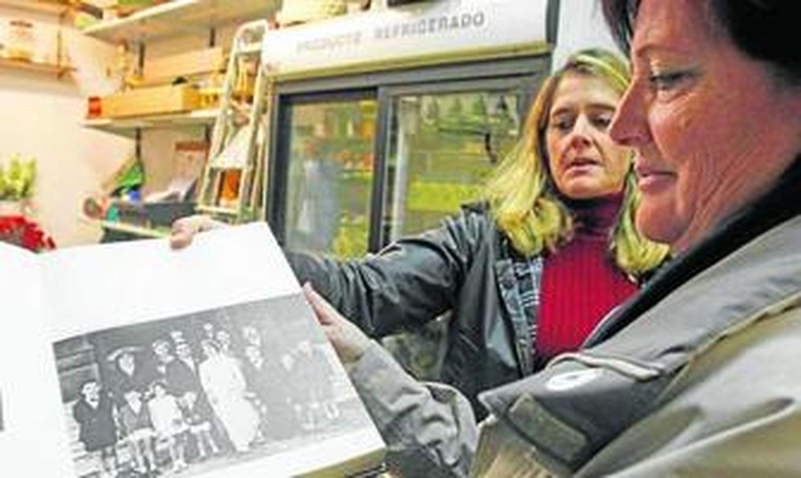 Marta Strohecker y su hija Marta Quintana, junto a una foto de su familia catalana.