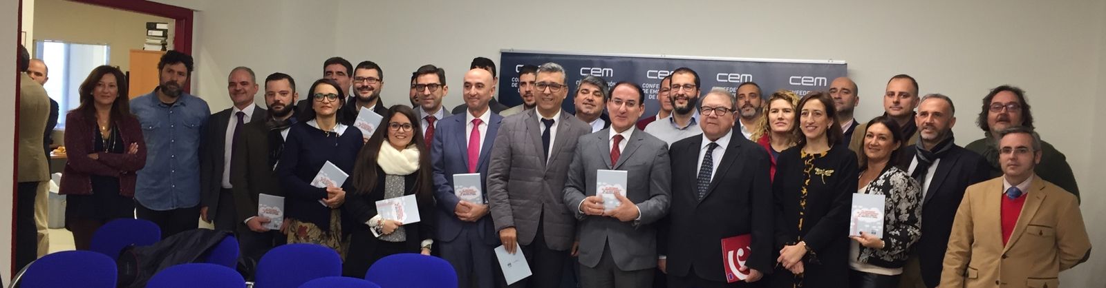 El presidente de la CEM y de la Cámara de Comercio, ayer, junto a otros directivos y empresarios que han participado en el libro.