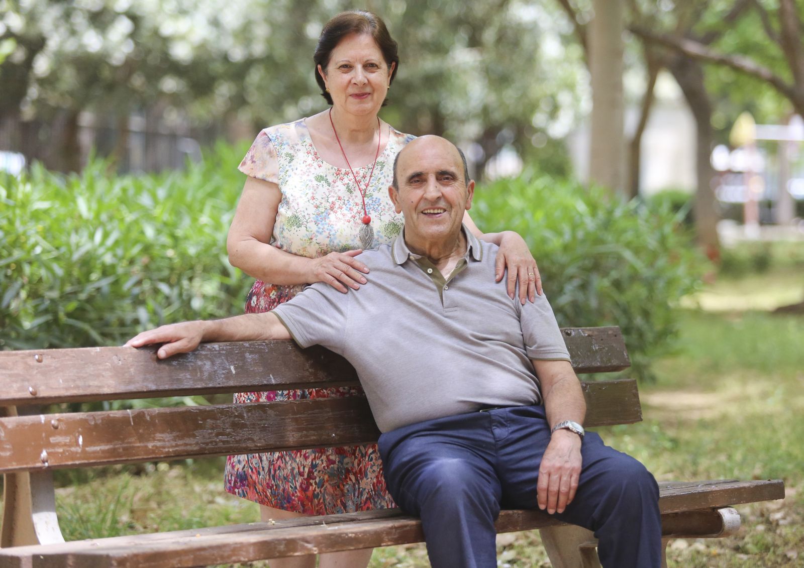 Francisco Camacho con su mujer, Julia Luque, este viernes, durante uno de sus paseos.