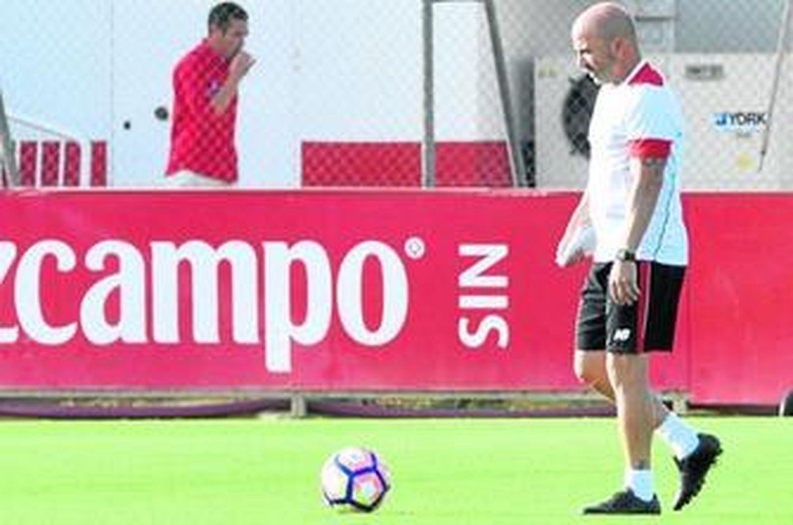 Jorge Sampaoli, meditabundo en un campo de entrenamiento de la ciudad deportiva del Sevilla.