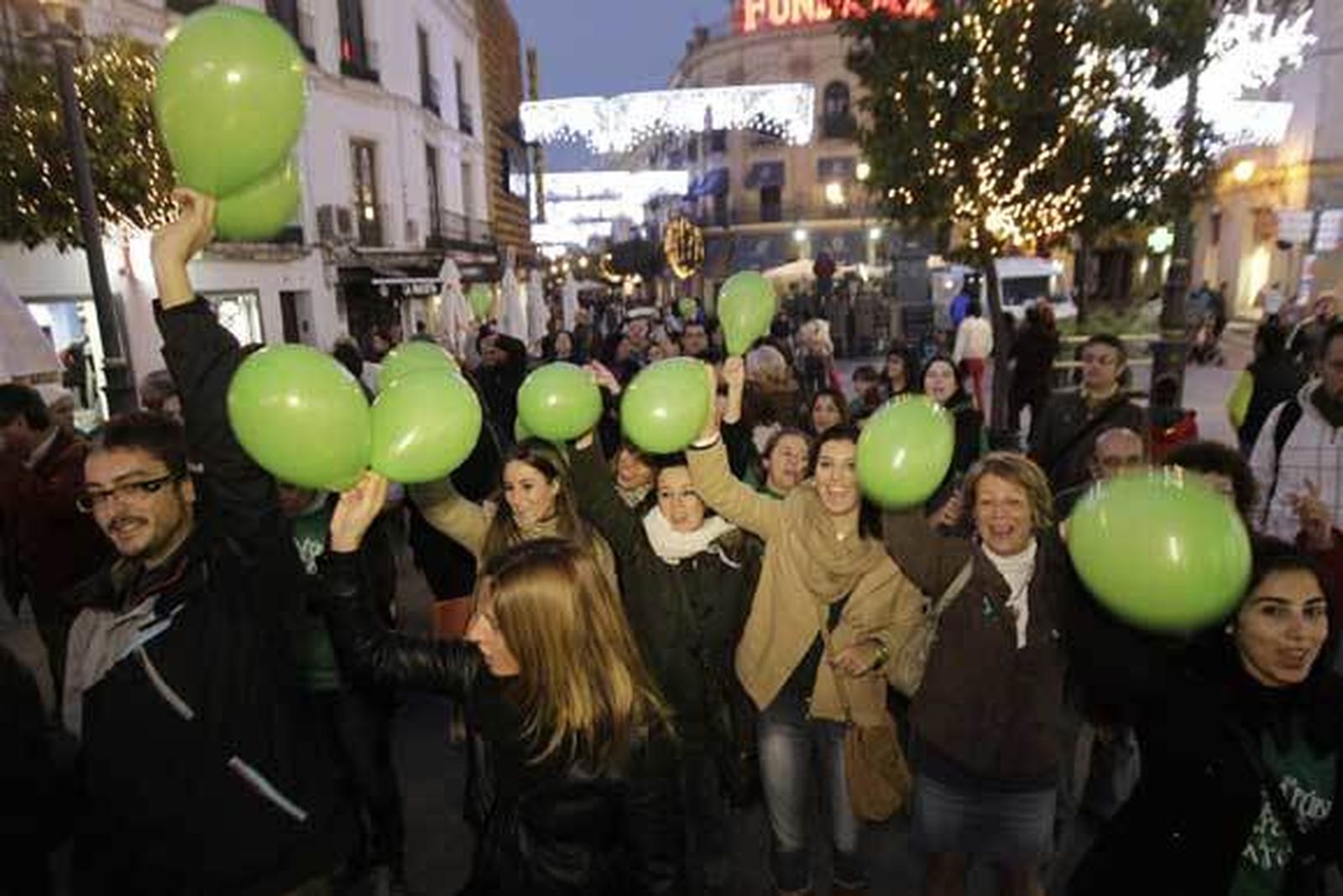 La organización repartió globos verdes para animar, ayer, la protesta contra los recortes. /Miguel Ángel González