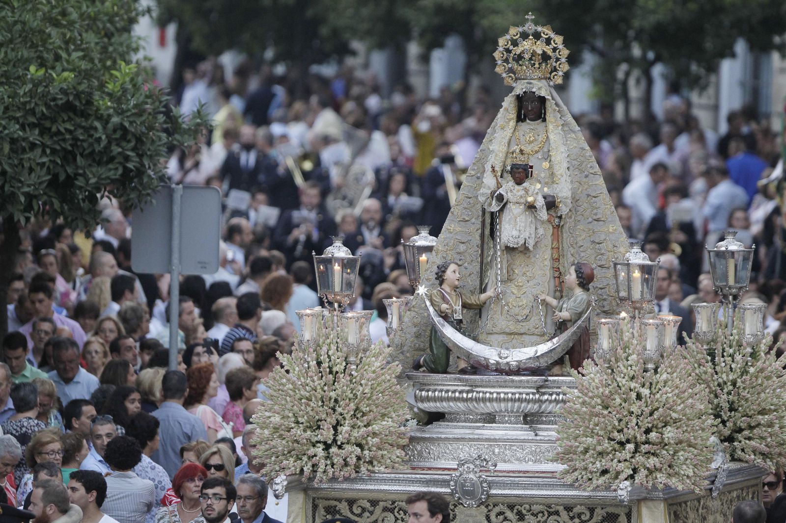 Foto de archivo de la procesión de la Virgen de la Merced por las calles de la ciudad.
