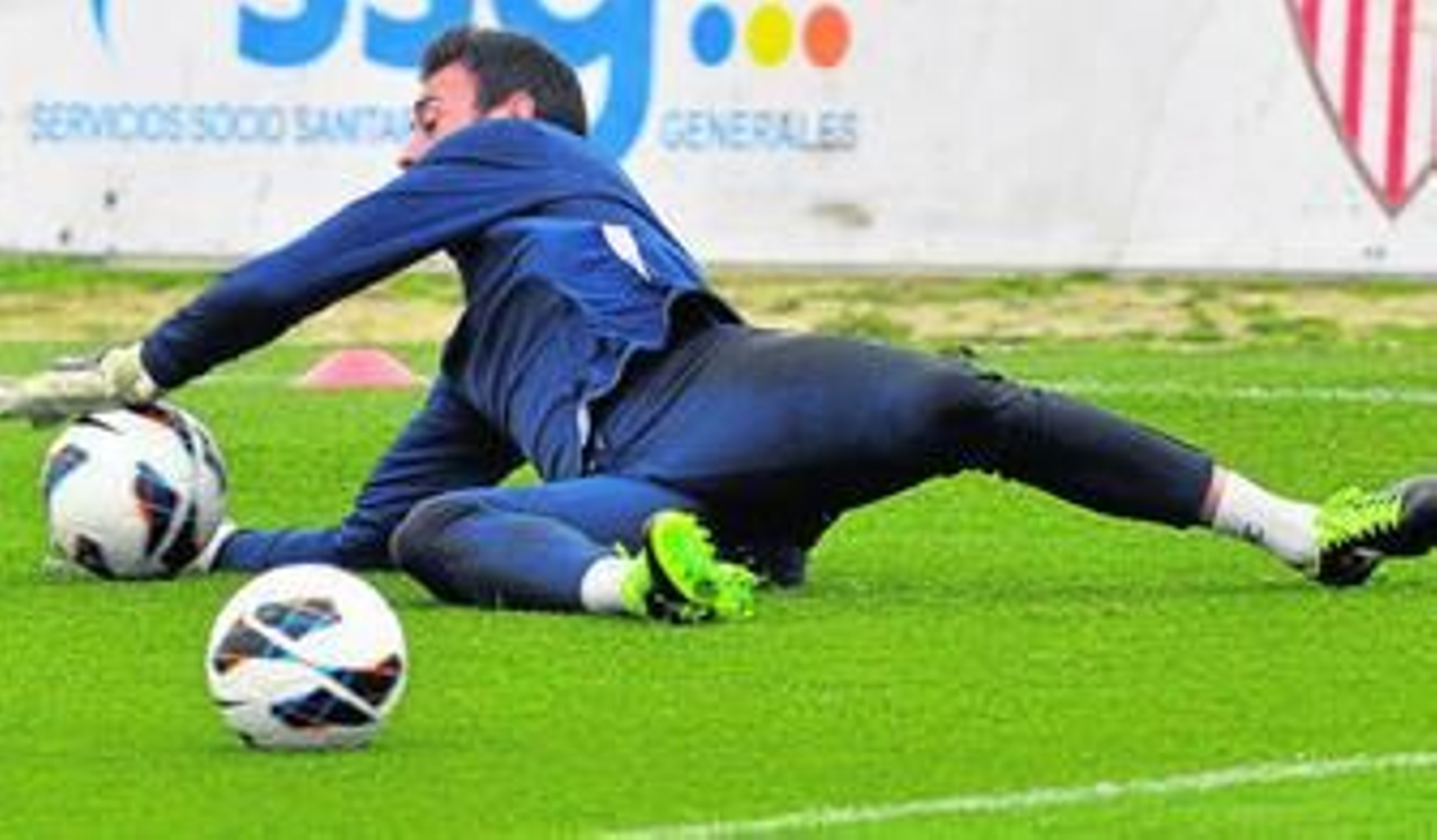 Beto realiza una intervención durante un entrenamiento en la ciudad deportiva del Sevilla.
