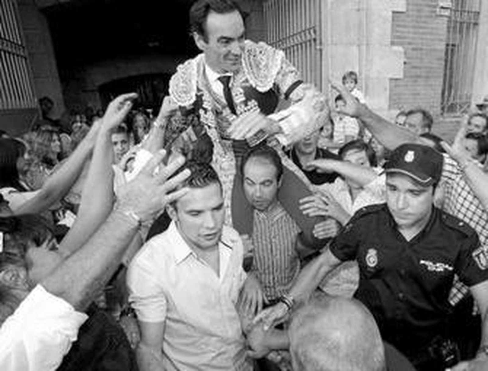 Manuel Jesús 'El Cid', en la salida a hombros de la plaza de Salamanca.