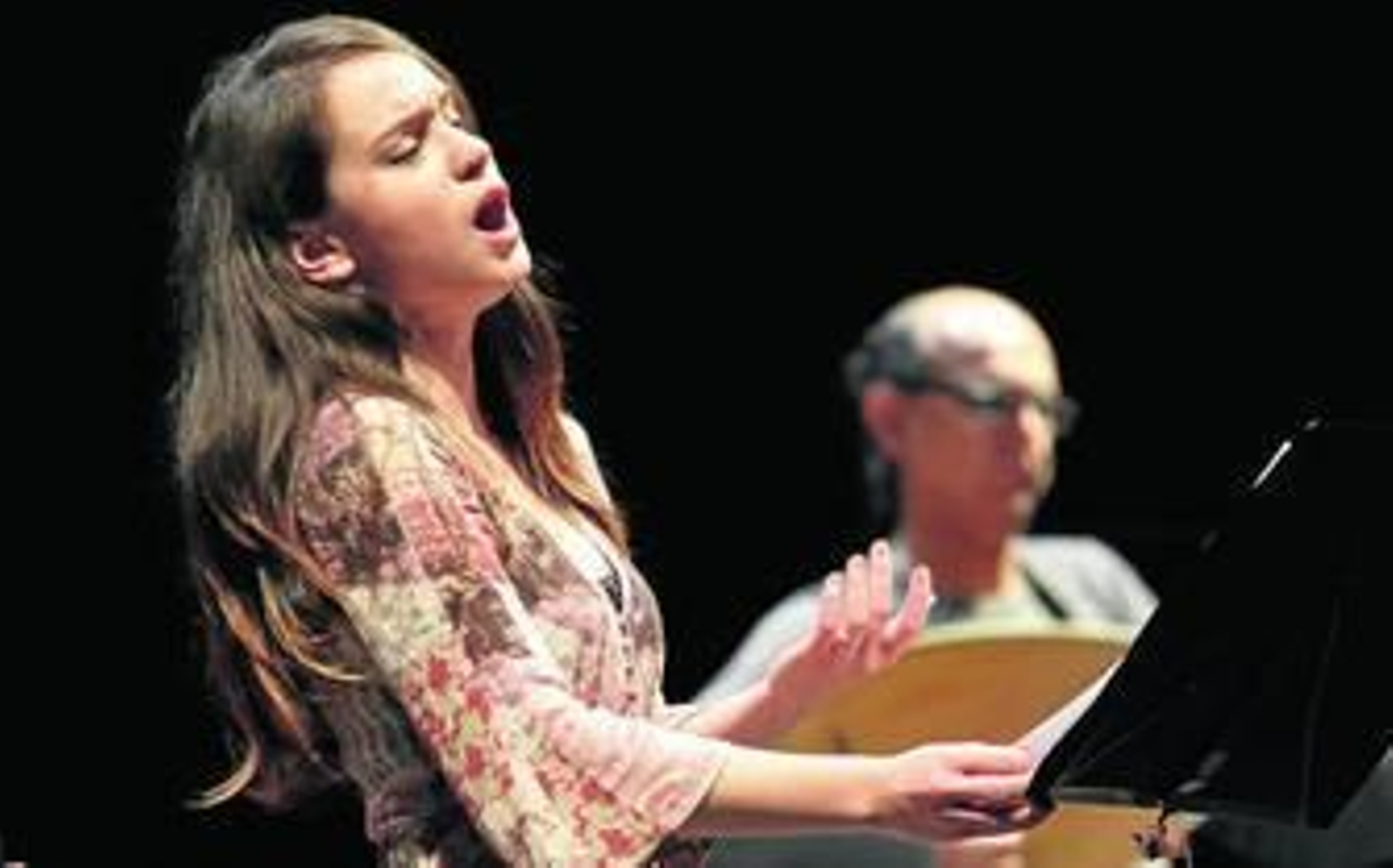 La soprano Alicia Amo durante su actuación junto a los Solistas de la OBS, dirigidos por Andoni Mercero.