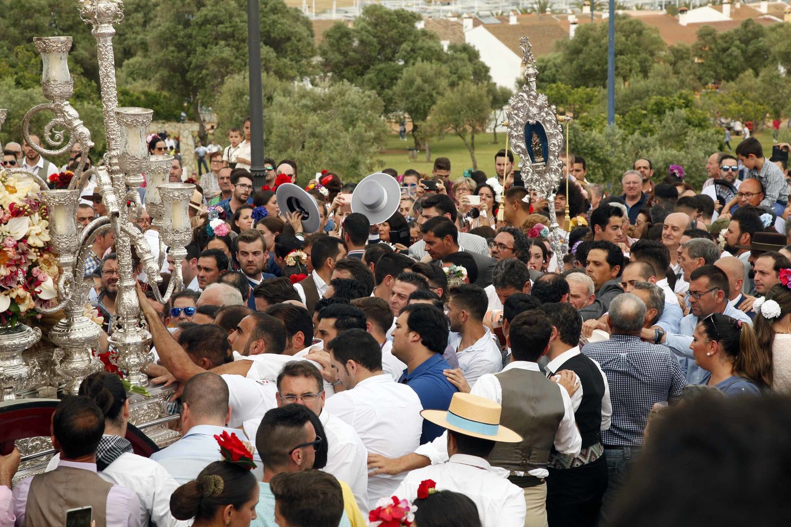 Las imágenes de la procesión de la Virgen de la Bella por el recinto romero de El Terrón