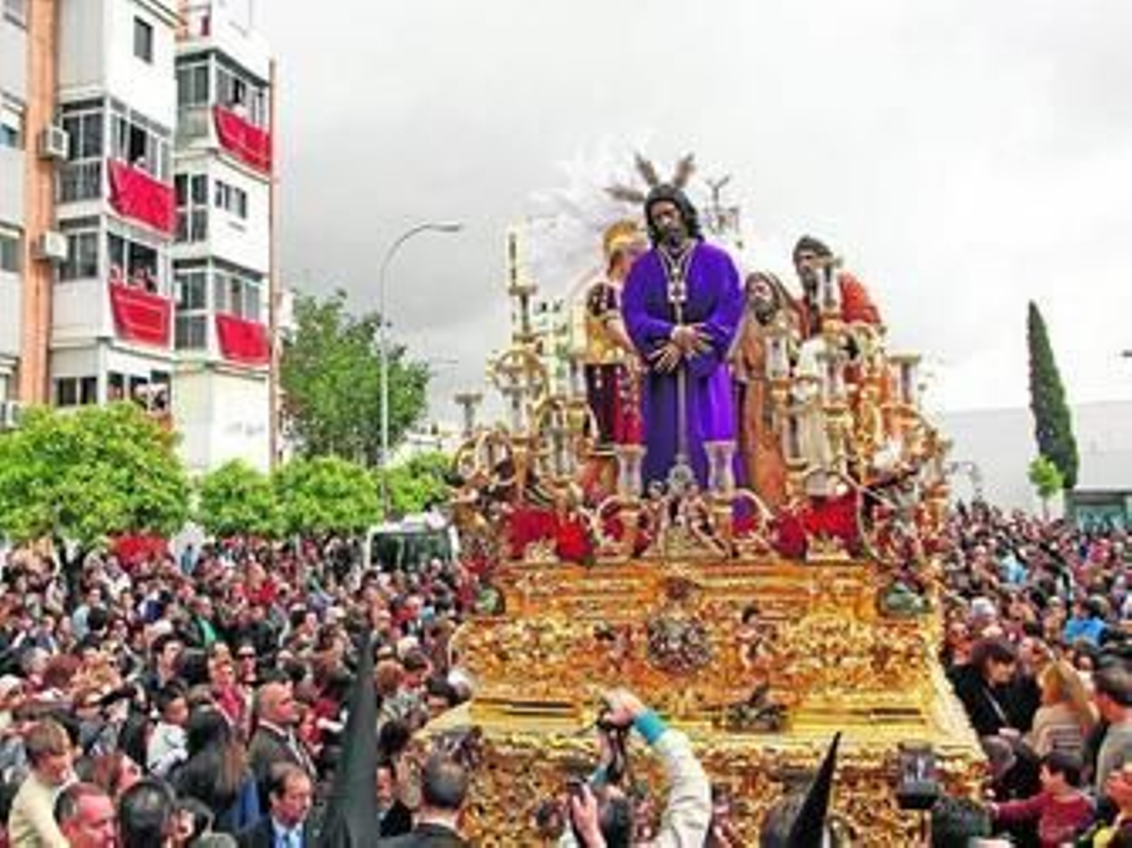El Cautivo del Polígono de San Pablo, cuyo paso de misterio terminado por fin lució, fue el primero que salió y arriesgó bajo las nubes negras.