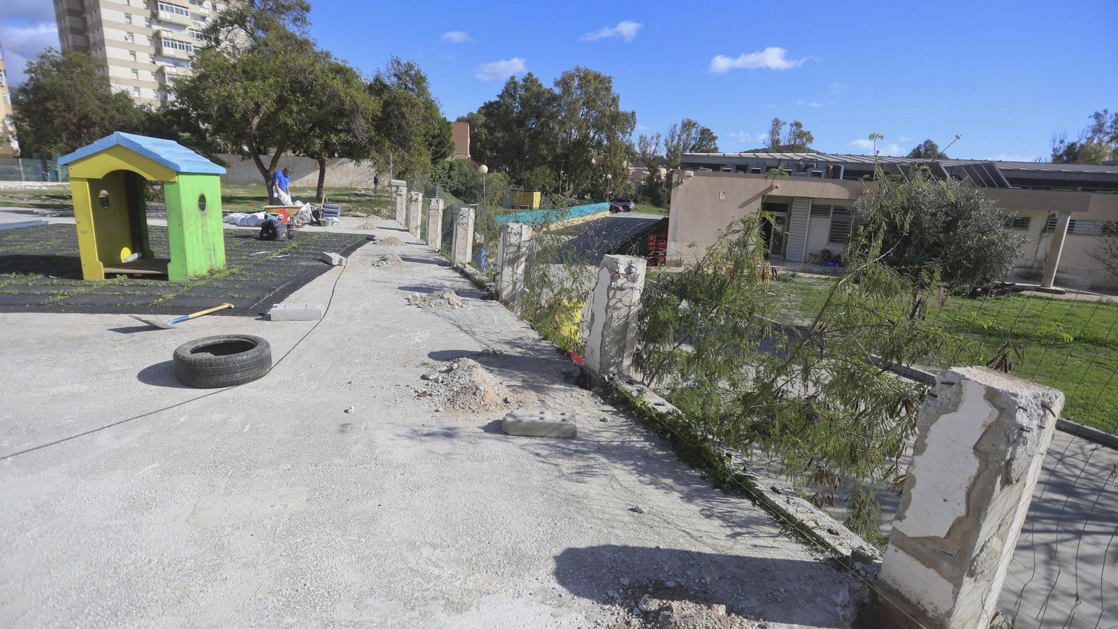 Muro caído en el edificio de Infantil, en una parcela vecina. Muro caído en el edificio de Infantil, en una parcela vecina.