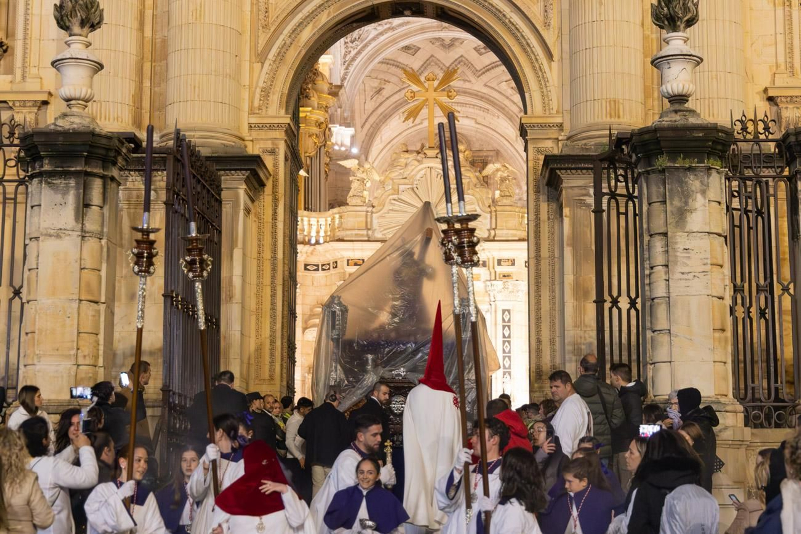 La temida lluvia impide el desarrollo normal de este Martes Santo