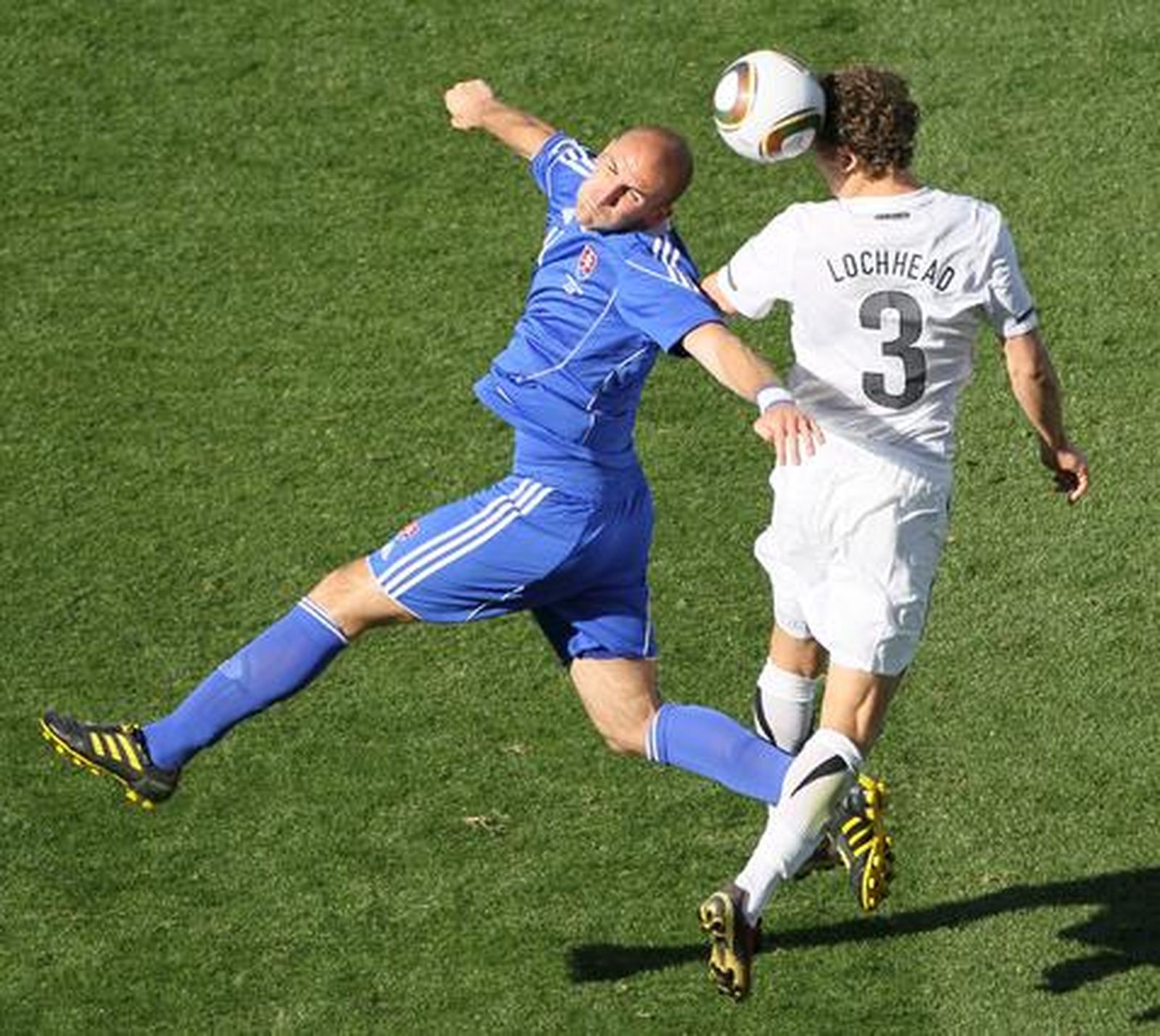 Robert Vittek (i) no alcanza a un balón que despeja el defensa neozelandés Lochnead. 

Foto: Efe