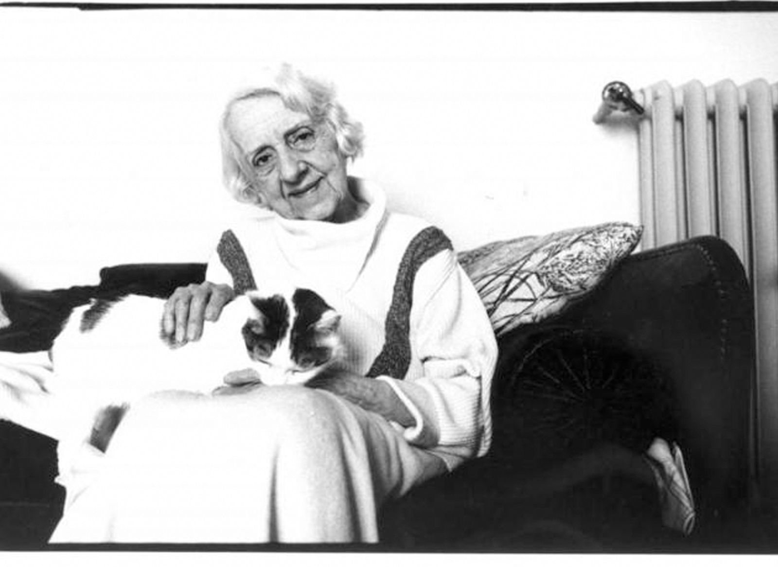 Zambrano en Madrid, tras su regreso del exilio: los gatos siempre le hicieron compañía, especialmente en los momentos más difíciles.