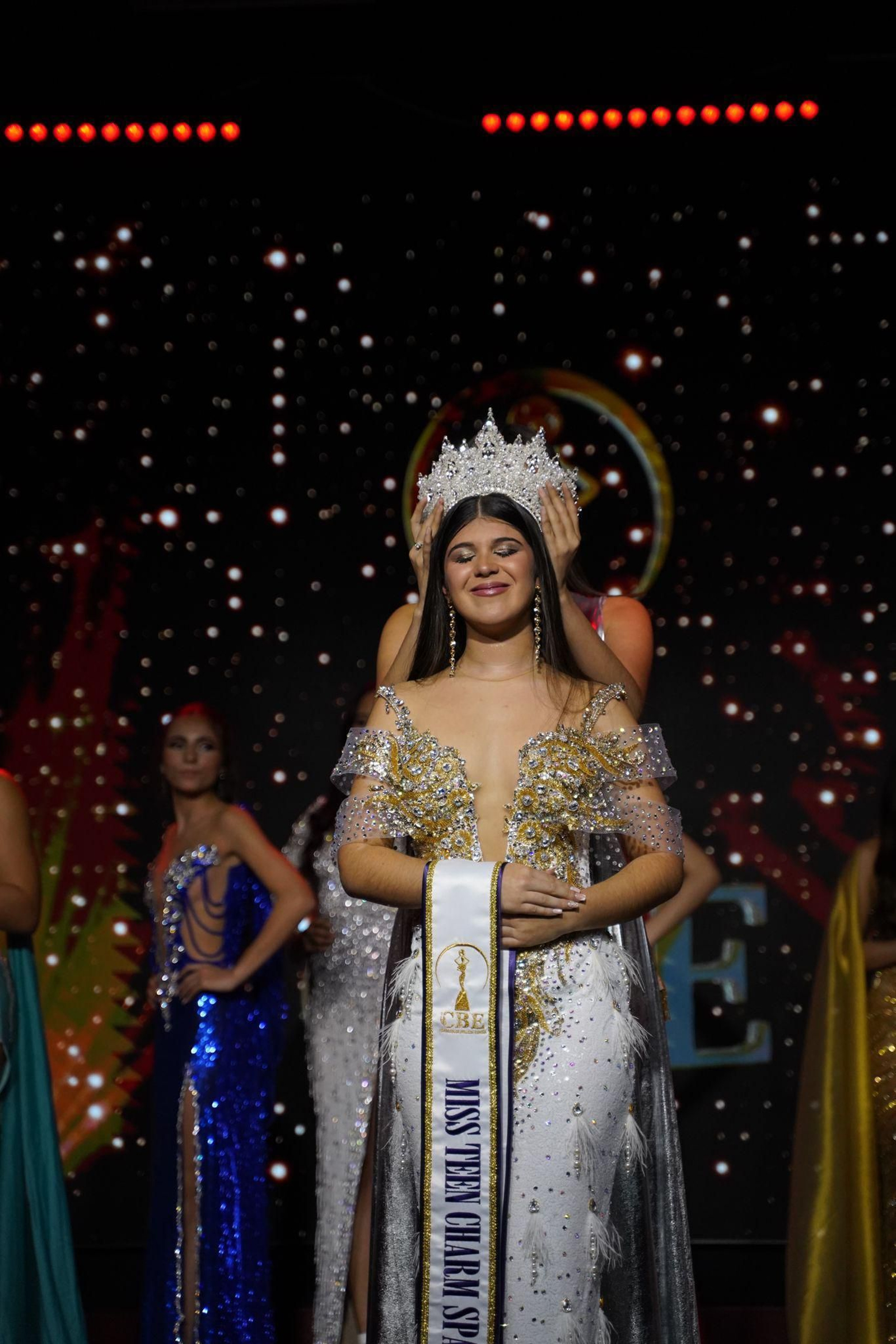 Angie recibiendo su corona en el certamen.