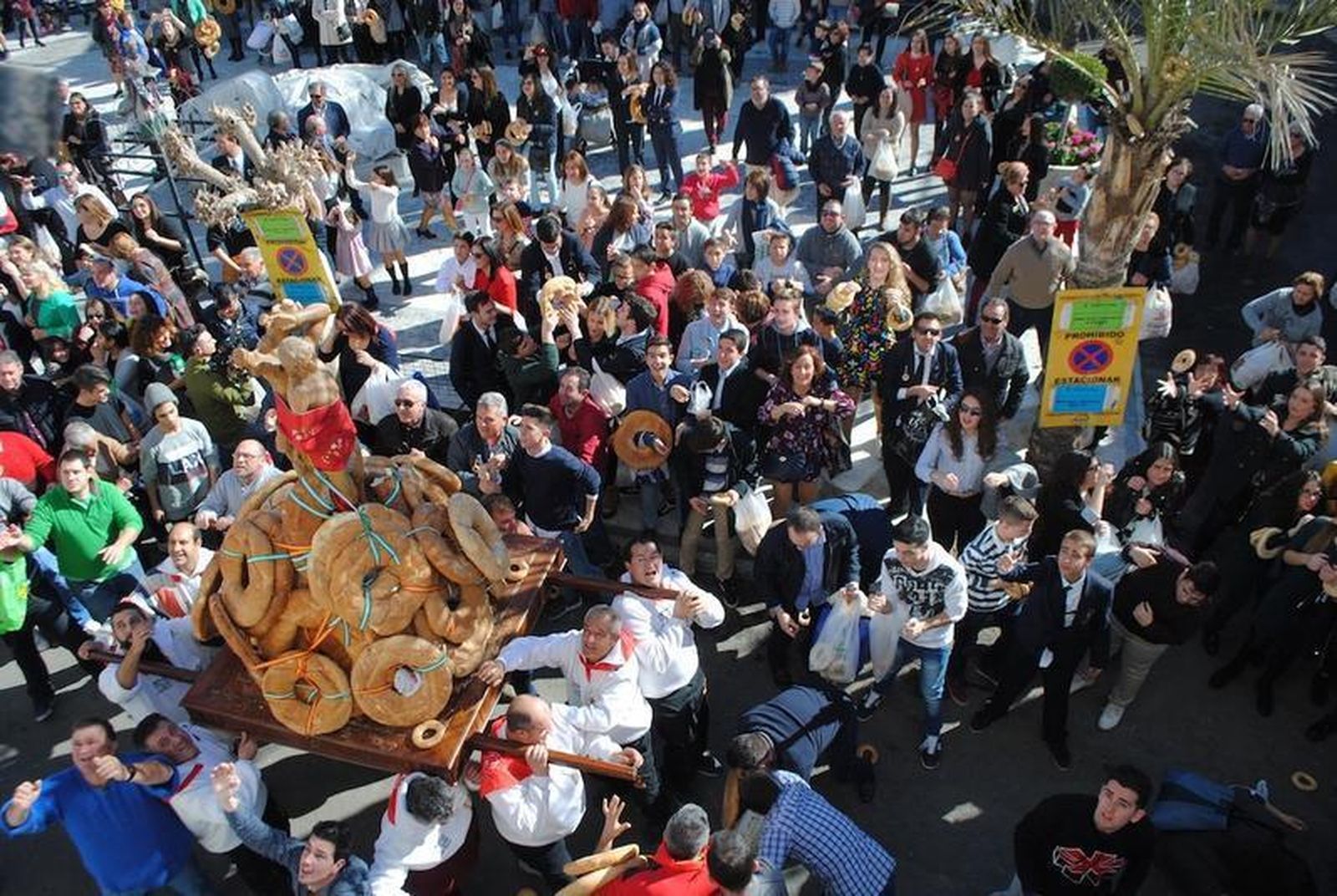 Baño de multitudes y de roscos