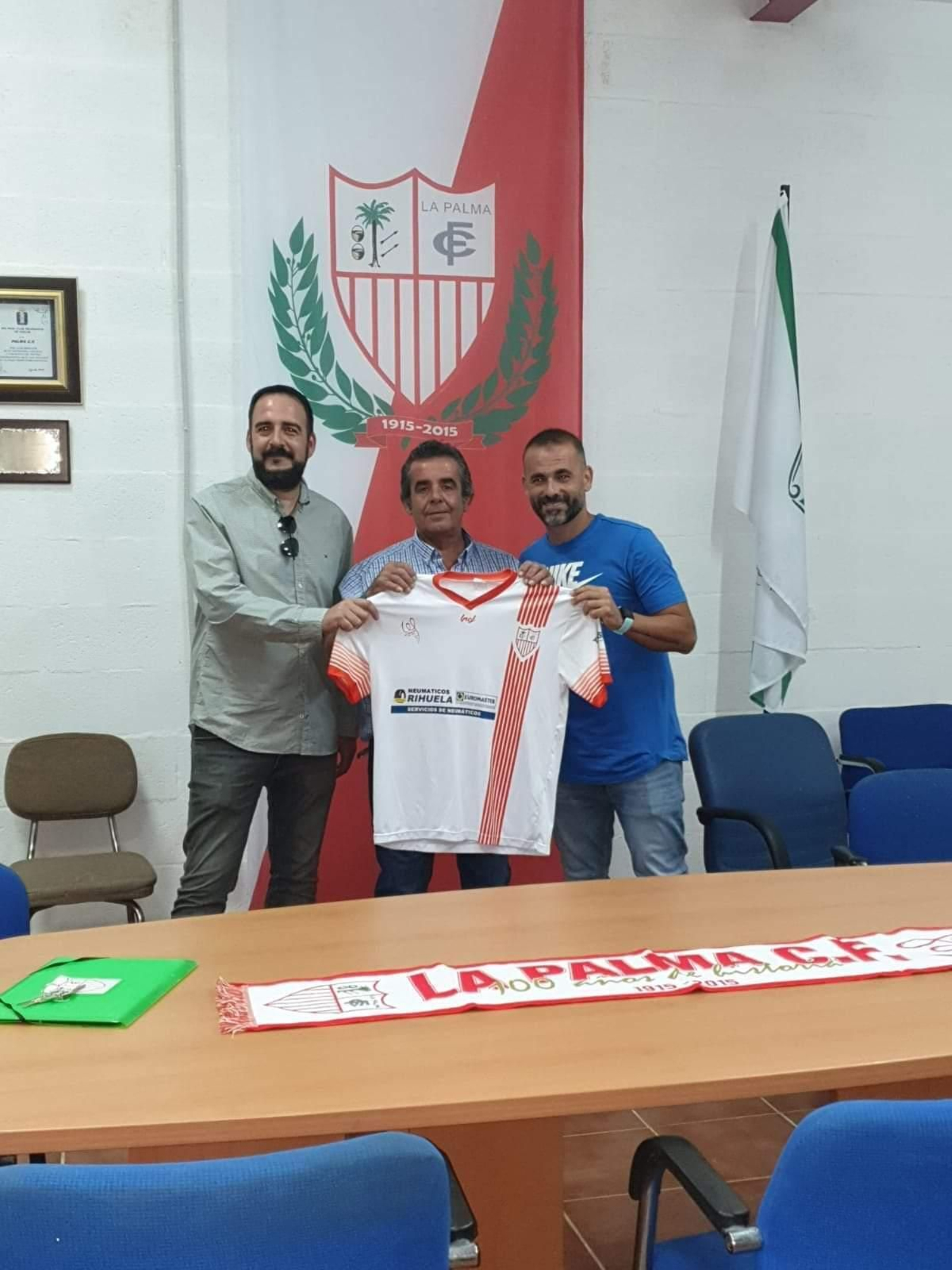 José Manuel Domínguez (centro), durante la presentación de Mario Rodríguez.