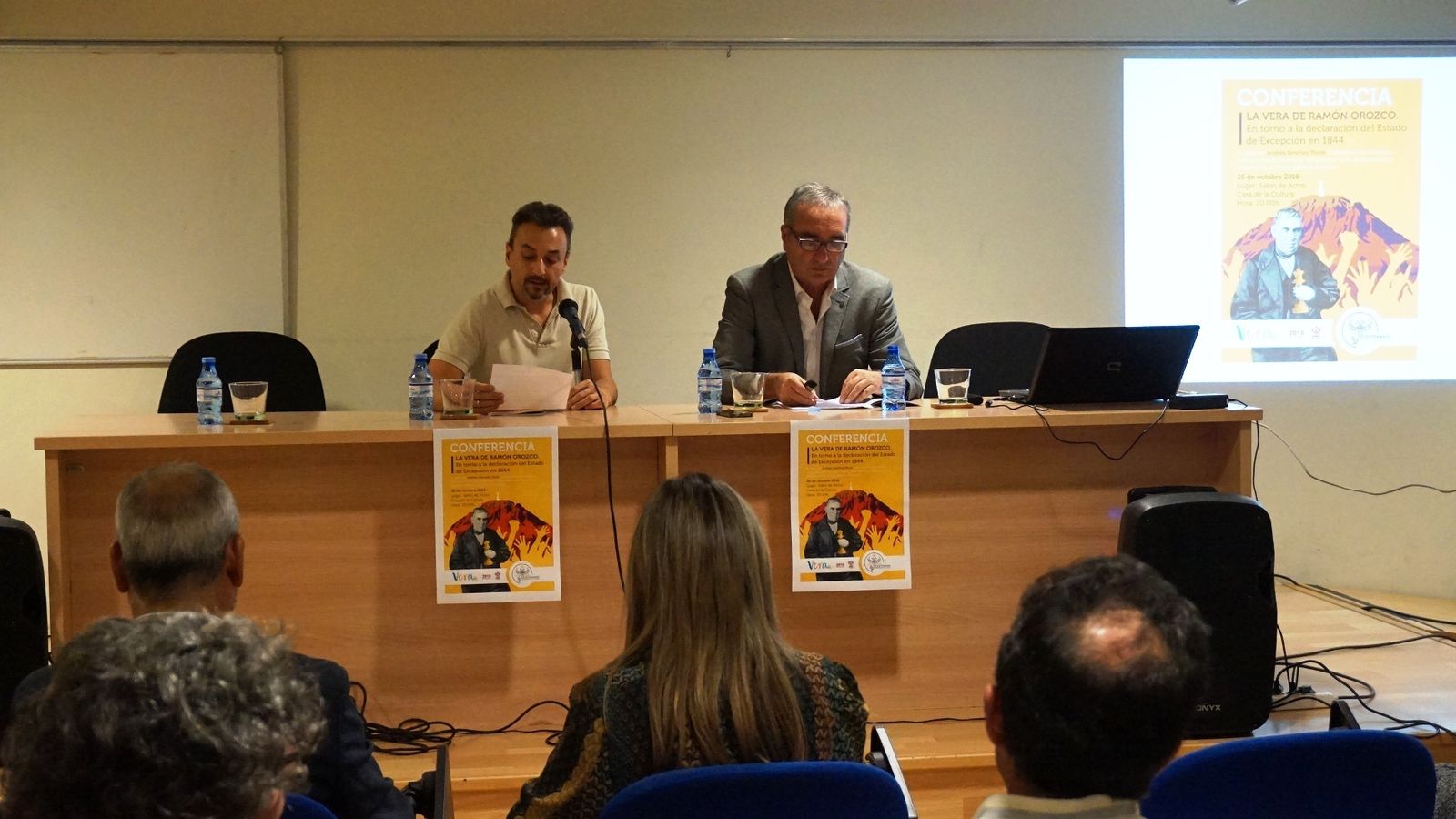 Manuel Caparrós en la presentación del conferenciante.