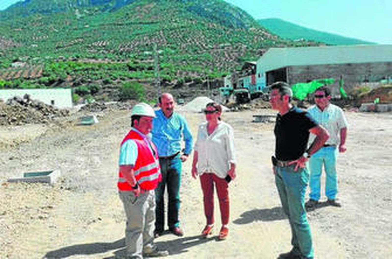 La diputada Encarnación Niño y el alcalde José María Gómez, durante la visita a las obras.