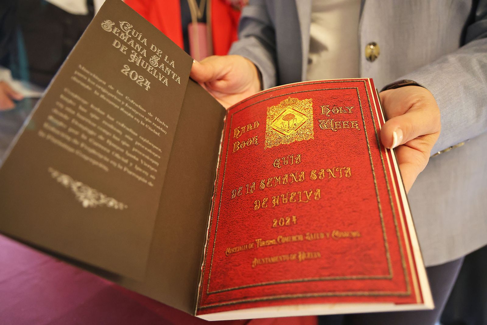 Imágenes de la presentación de la Guía de la Semana Santa de Huelva 2024