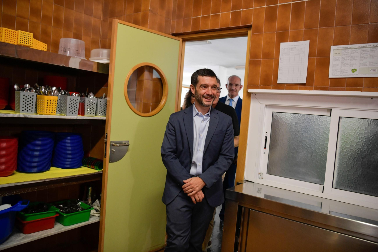 El ministro de Derechos Sociales, Consumo y Agenda 2030, Pablo Bustinduy, visita el CEIP Ana Soto, en Albacete.