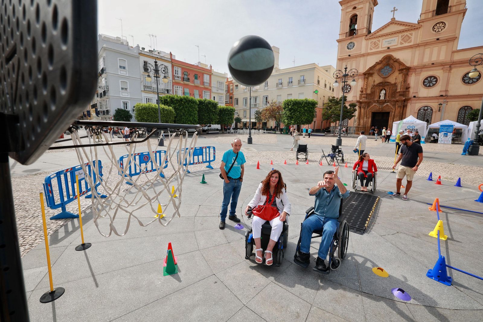 El alcalde prueba a encestar una canasta durante las jornadas de la Semana de la Movilidad con la concejala Nuria Álvarez.