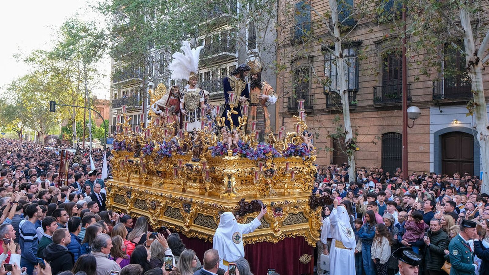 La calle Reyes Católicos espera al paso del Soberano Poder de San Gonzalo