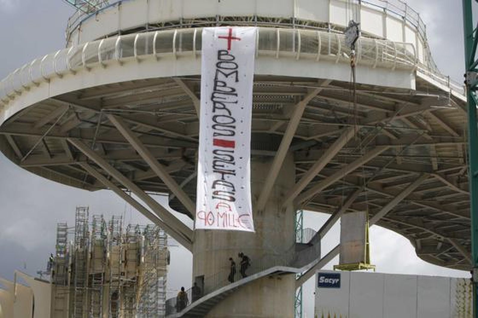 Pancarta de 20 metros que los bomberos han colocado en el Metropol Parasol: "Más bomberos, menos setas".

Foto: B. Vargas
