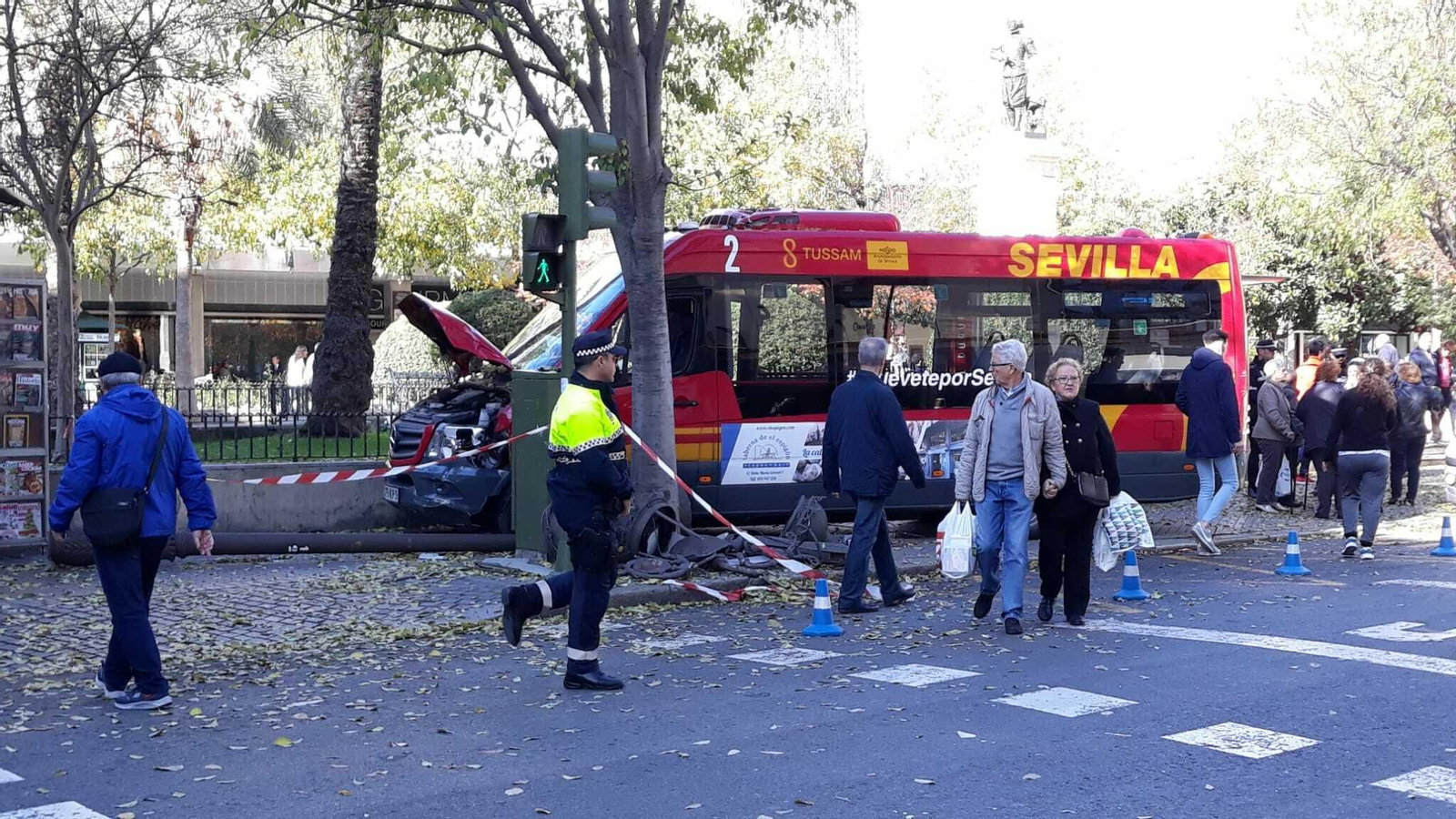 Fotos del accidente del autobús de Tussam en la Plaza del Duque